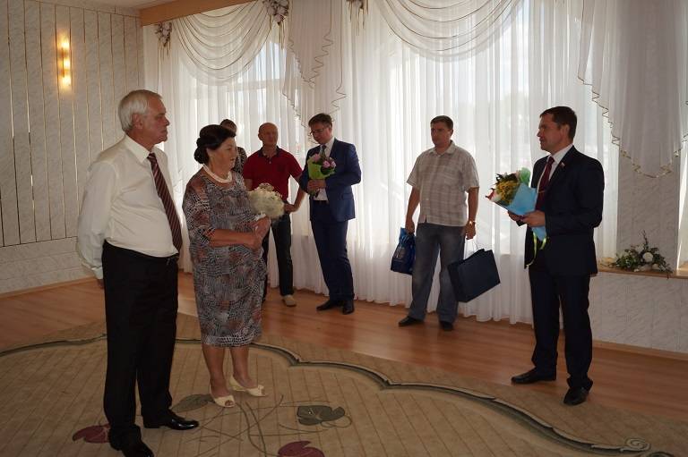 Сергей Жижин поздравил семью Алексея и Татьяны Хижняковых с золотой свадьбой
