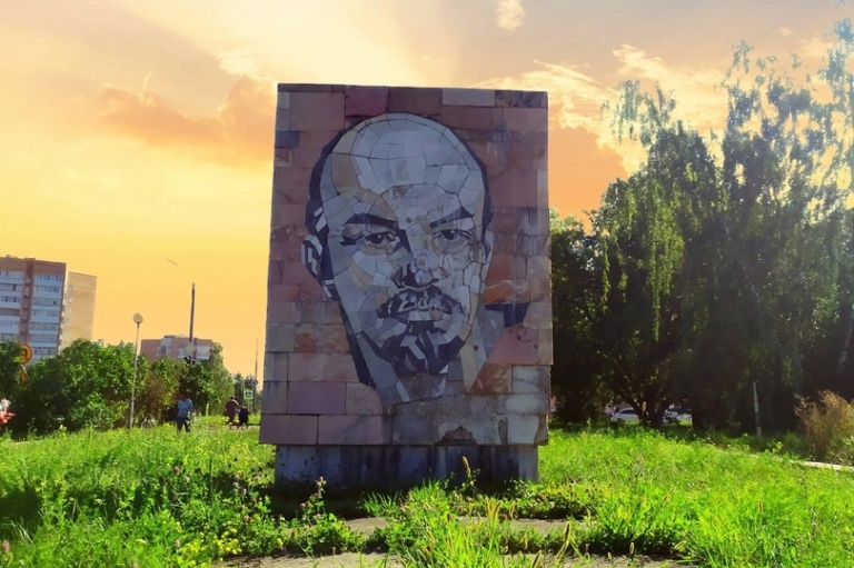 Депутат Михаил Савин – о реставрации мозаичной стелы с портретом Ленина