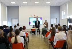 Депутат Денис Щербуха рассказал гимназистам о власти