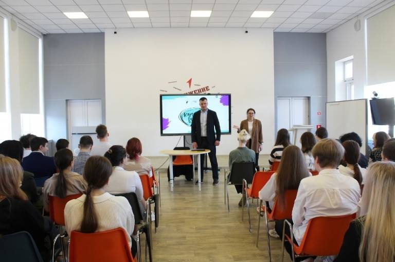 Депутат Денис Щербуха рассказал гимназистам о власти