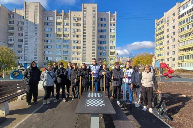 На обновленной площадке высажены деревья