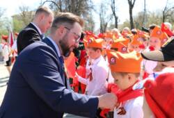 Третьеклассников приняли в пионеры